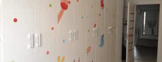 L'utilisation d'autocollants pour meubles pour la décoration et le masquage des défauts