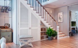 Le but des armoires sous les escaliers, les nuances de placement