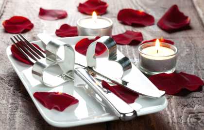 Idées de décoration de table pour le 14 février, caractéristiques de réglage de la table