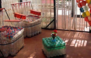 Assemblage bricolage de chaises à partir de bouteilles en plastique, étapes de travail