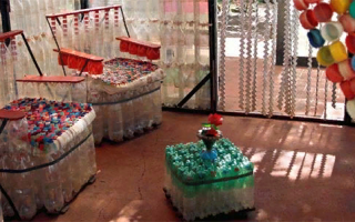 Assemblage bricolage de chaises à partir de bouteilles en plastique, étapes de travail