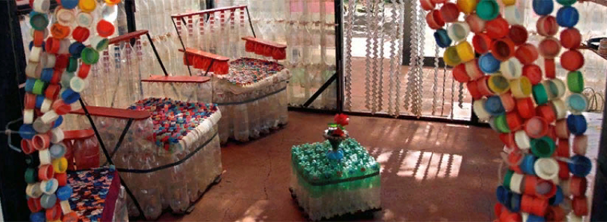 Assemblage bricolage de chaises à partir de bouteilles en plastique, étapes de travail