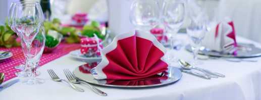 Les nuances du choix des serviettes pour la table de fête, les règles de leur placement