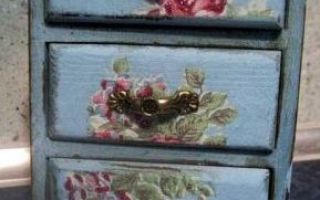 Master class sur la façon de créer un découpage dans le style de la Provence sur les meubles avec des explications