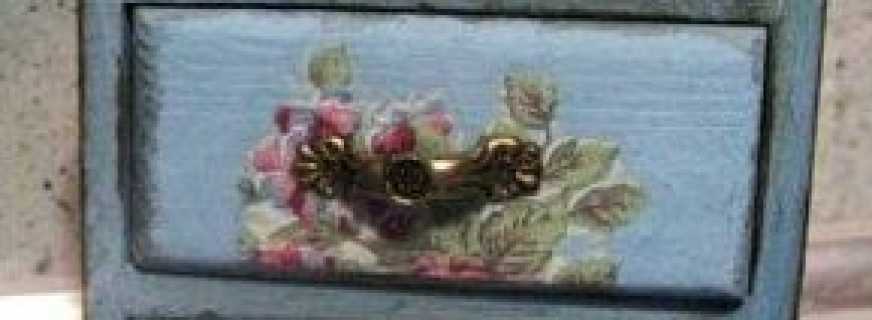 Master class sur la façon de créer un découpage dans le style de la Provence sur les meubles avec des explications