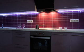 Le choix de l'éclairage LED dans la cuisine pour les armoires, les règles d'installation