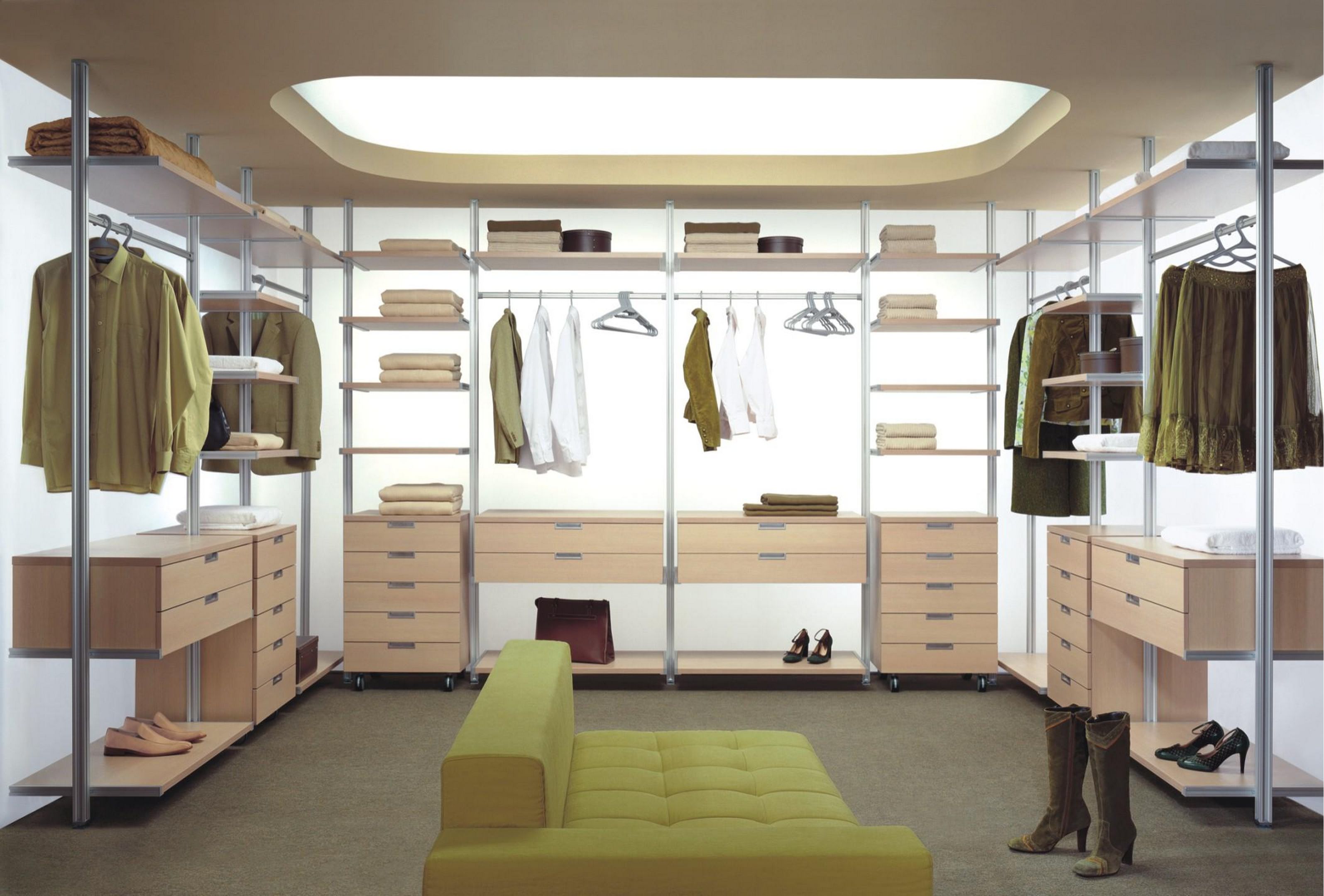 Salle de garde-robe de bricolage