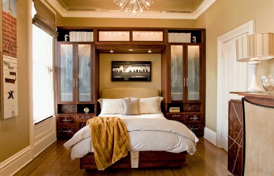 Disposition asymétrique des meubles dans la chambre