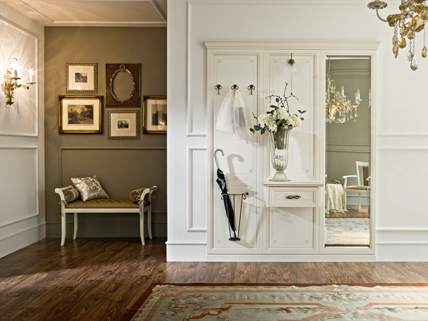 De beaux meubles blancs pour un couloir de style classique