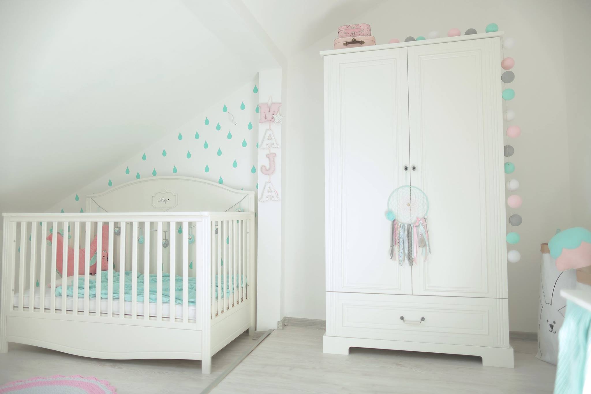 Mobilier blanc pour une crèche pour un petit enfant