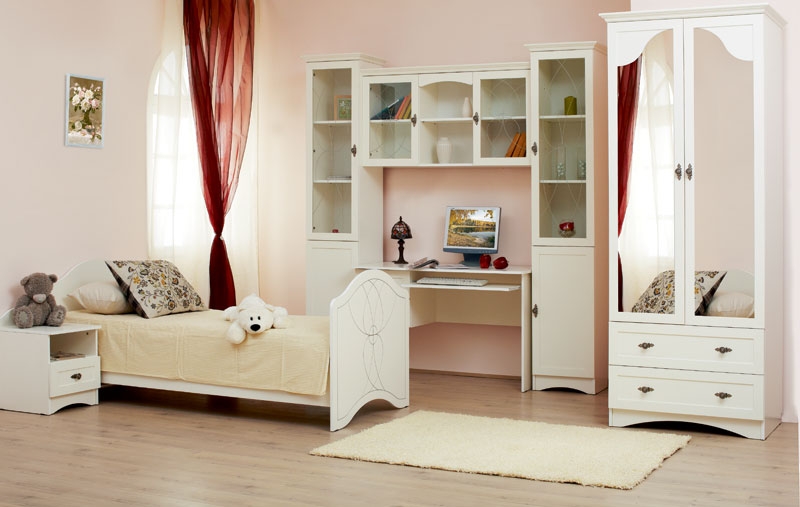 Mobilier blanc pour une pépinière