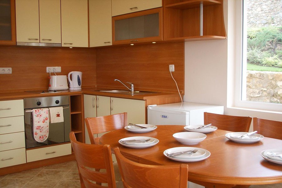 Meubles blancs pour organiser la cuisine dans la maison