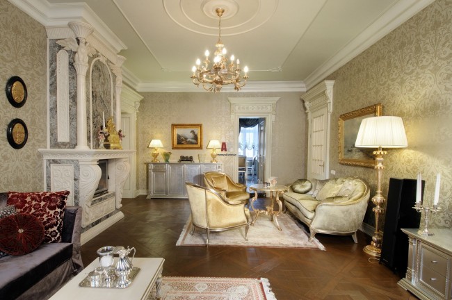 Meubles blancs dans le salon de style classique