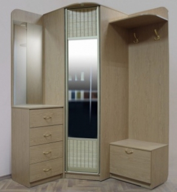 Meubles d'angle beige dans le couloir