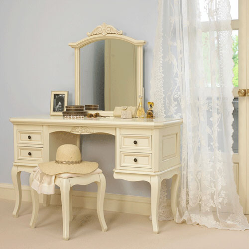 Table beige dans la chambre