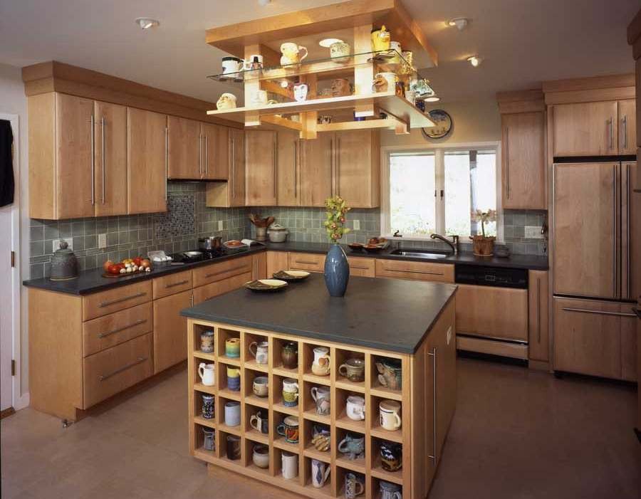 Meubles en bois pour organiser la cuisine dans la maison