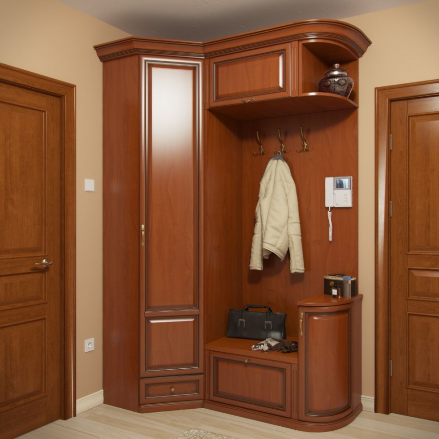 Meubles d'angle en bois dans le couloir