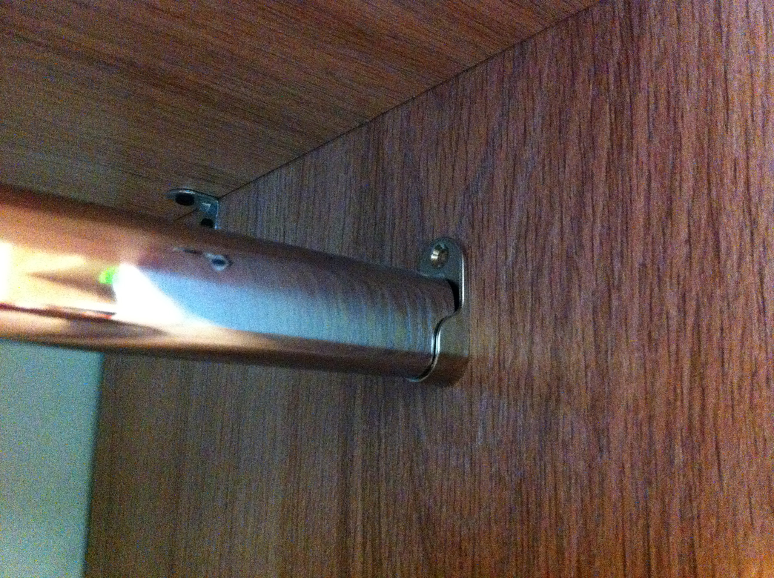 Verrouiller le bar dans l'armoire