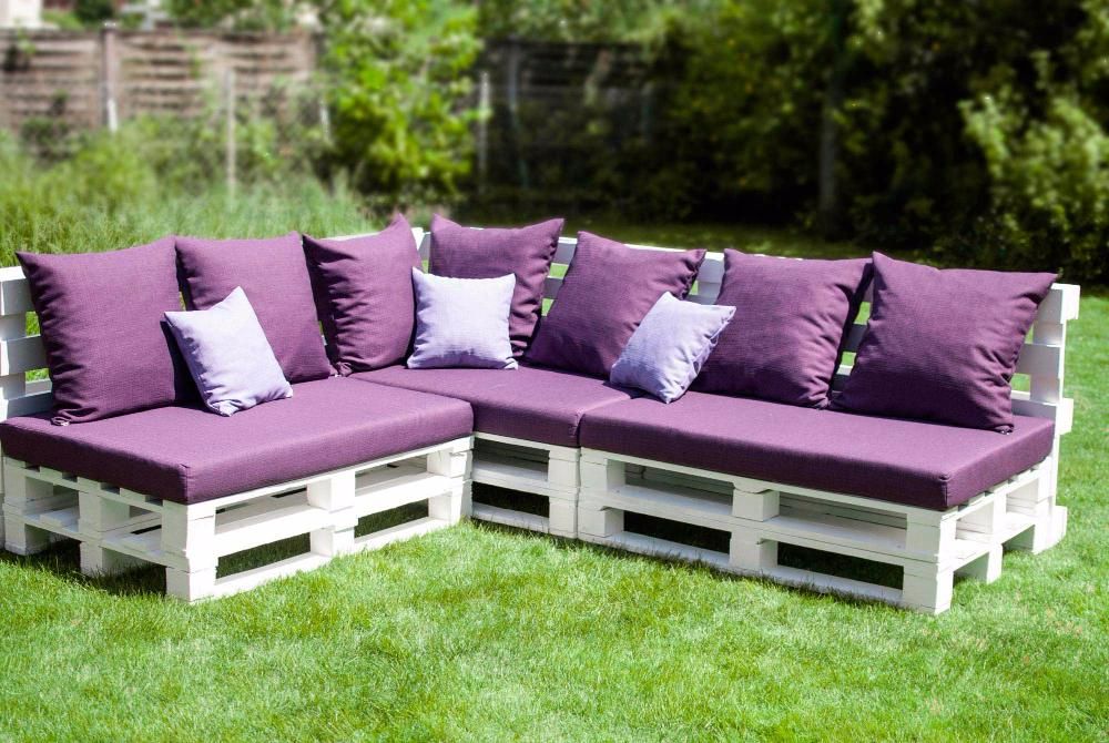 Meubles violets de palettes