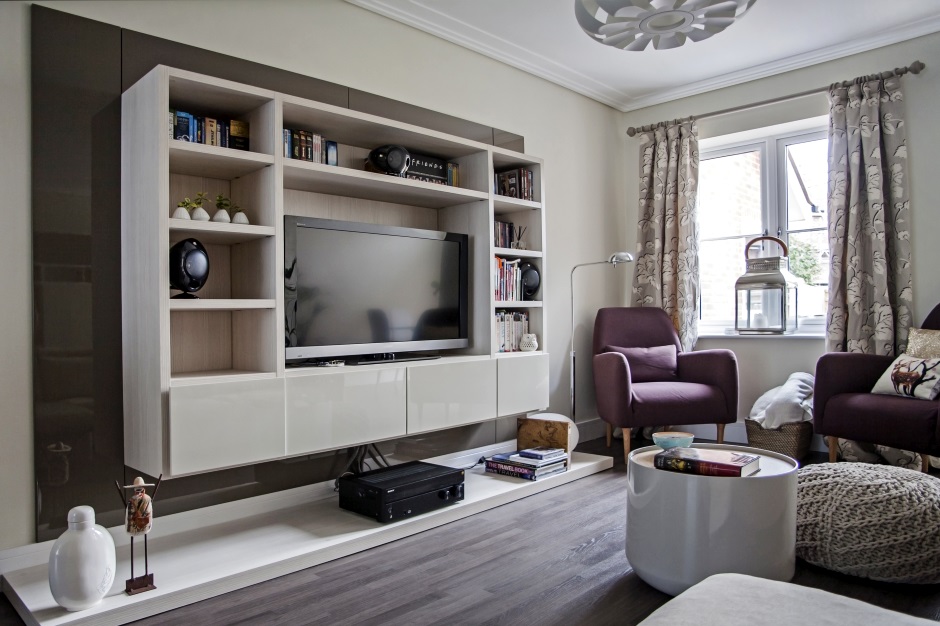 Salon avec de beaux meubles modernes