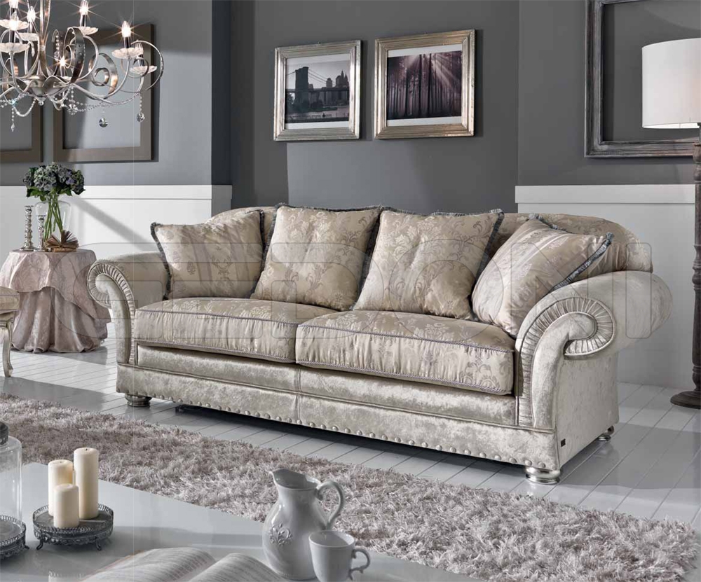 Salon avec des meubles modernes rembourrés confortables