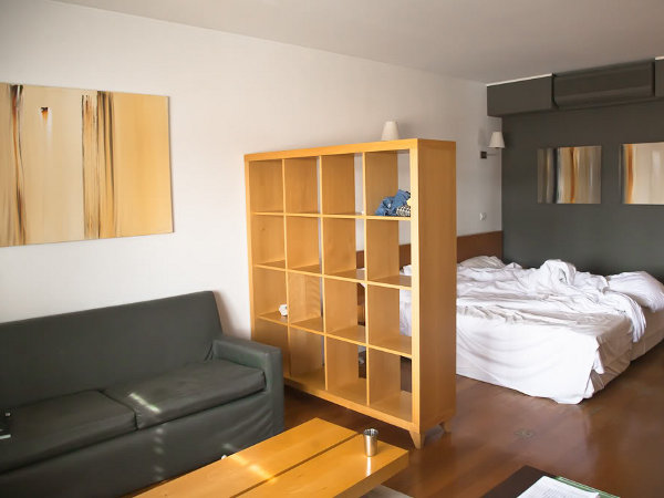 Comment choisir la bonne disposition des meubles dans une chambre