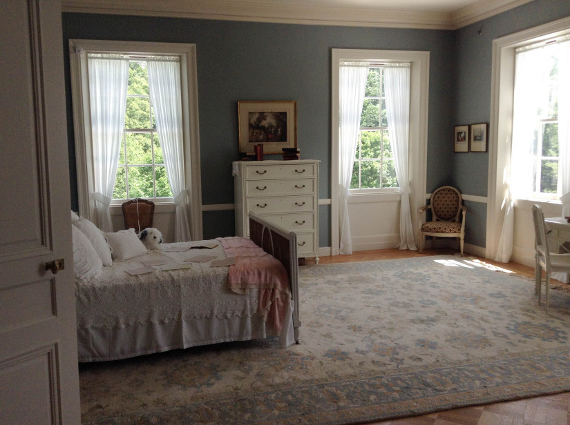 À quoi ressemblent les meubles dans une chambre de style classique?