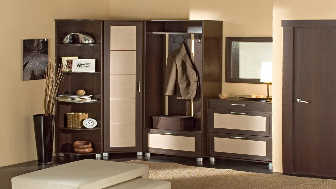 Beau mobilier marron pour l'aménagement du couloir