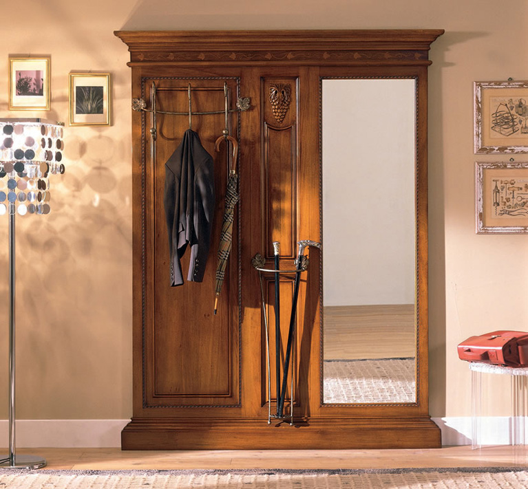 De beaux meubles bruns pour le couloir de style classique