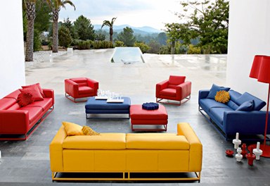 Beaux meubles rembourrés dans le salon