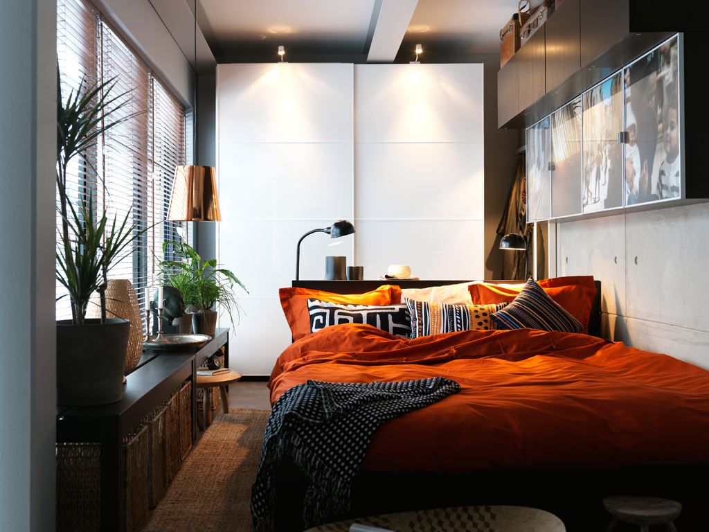 Belle disposition circulaire des meubles dans la chambre