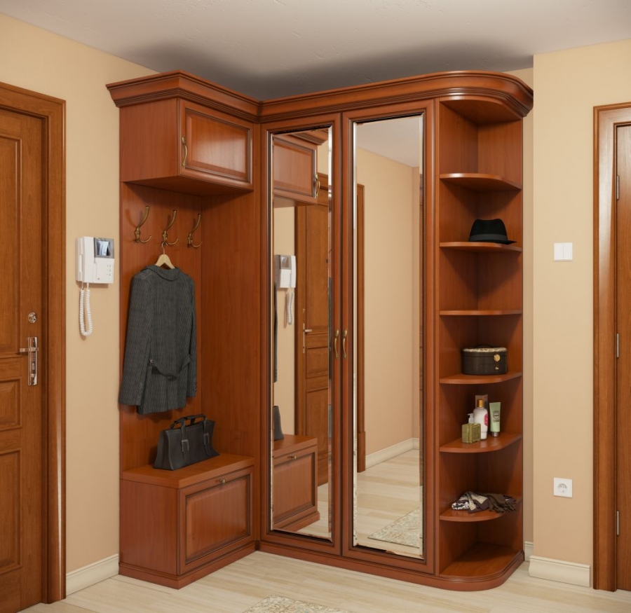 Petit meuble d'angle dans le couloir