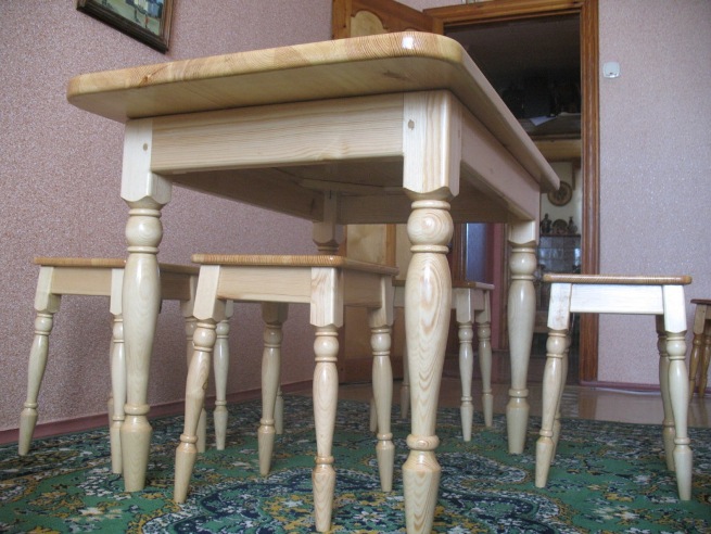 Pieds de meuble en bois ciselé fantaisie