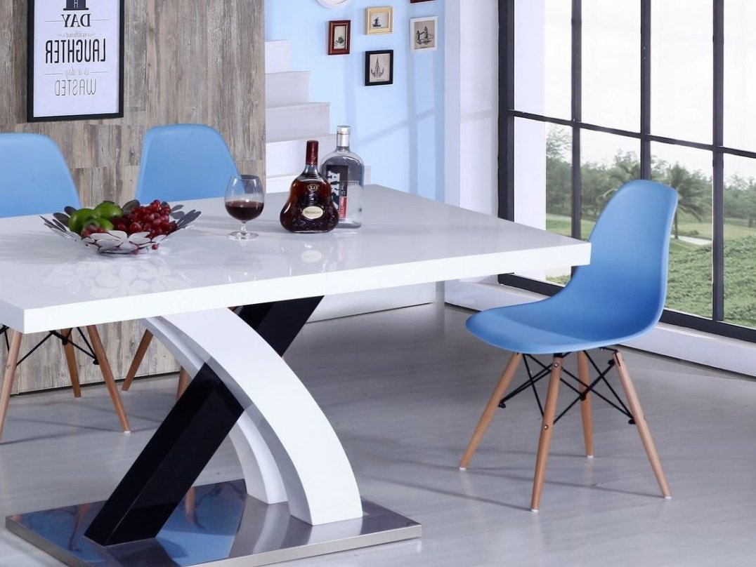 Chaises en plastique à l'intérieur