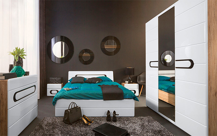 Des murs sombres dans la chambre
