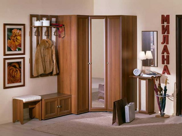 Mobilier d'angle pratique dans le couloir