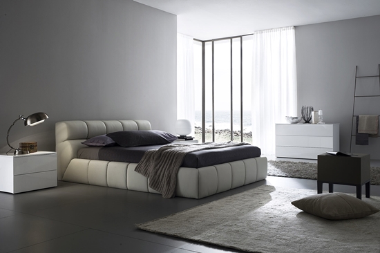 Lit blanc dans la chambre