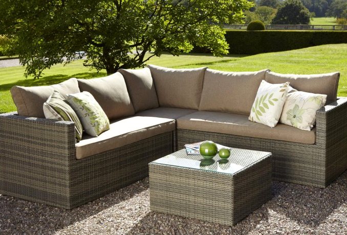 Nous choisissons les bons meubles en rotin pour décorer le jardin