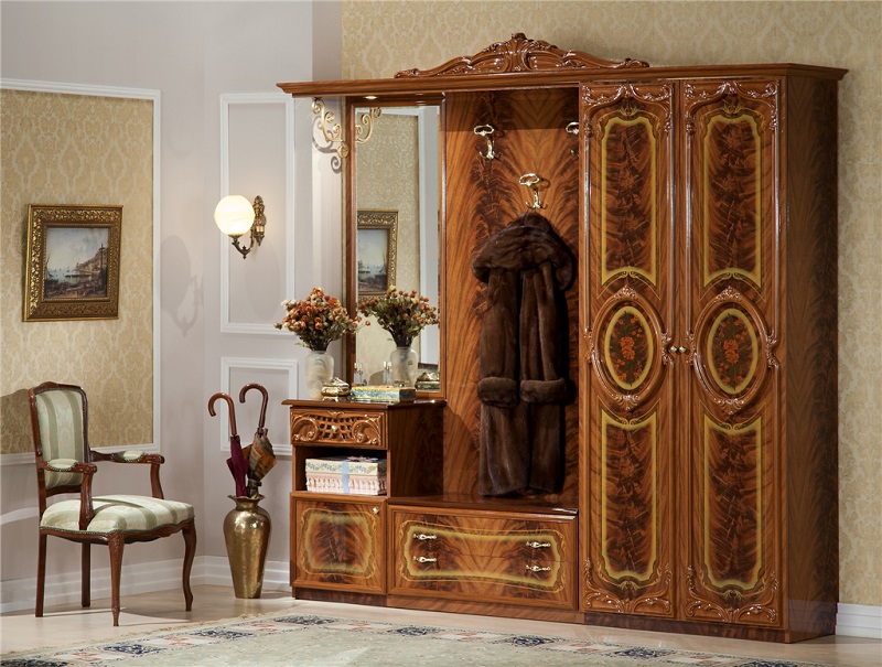 Hall d'entrée avec mobilier de style classique