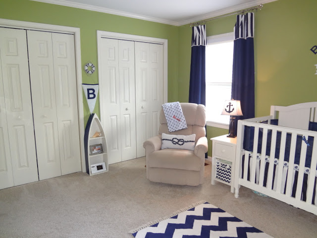Beaux meubles blancs pour enfants à l'intérieur