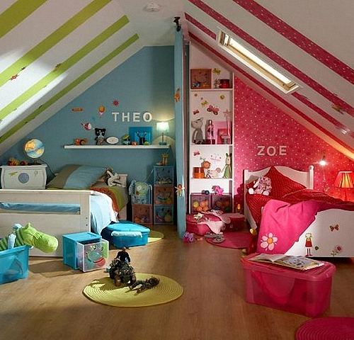 Agencement de mobilier dans une pièce conçue pour deux enfants