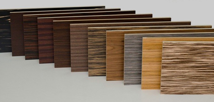 Différentes nuances de panneaux de particules