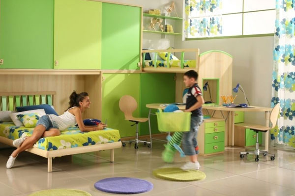 Nous plaçons deux enfants dans une pièce