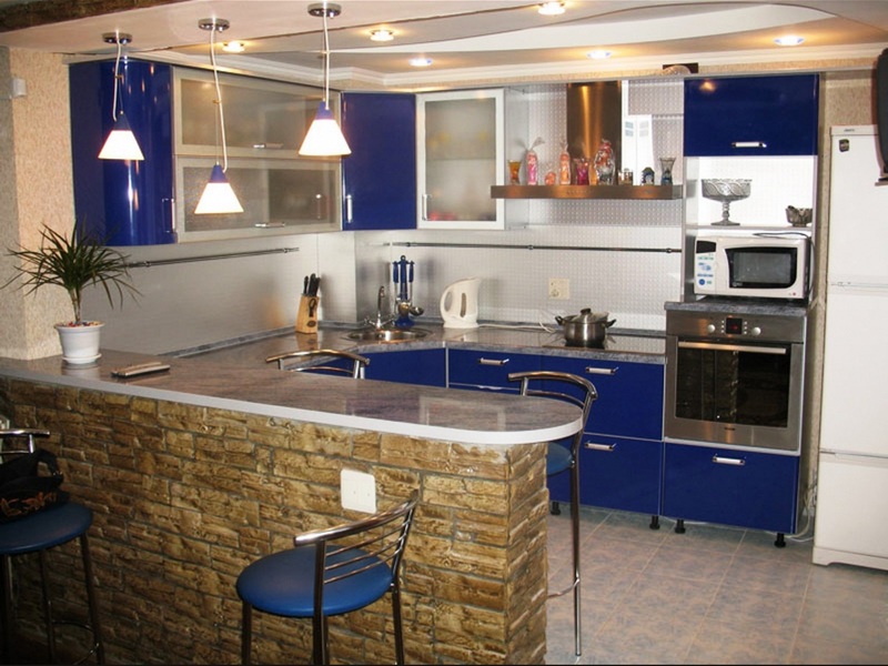 Mobilier bleu pour aménager la cuisine dans la maison