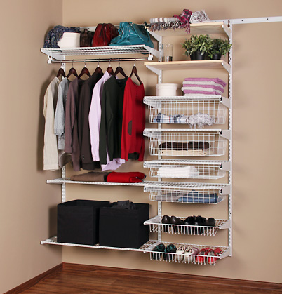 Armoire moderne dans le garde-manger