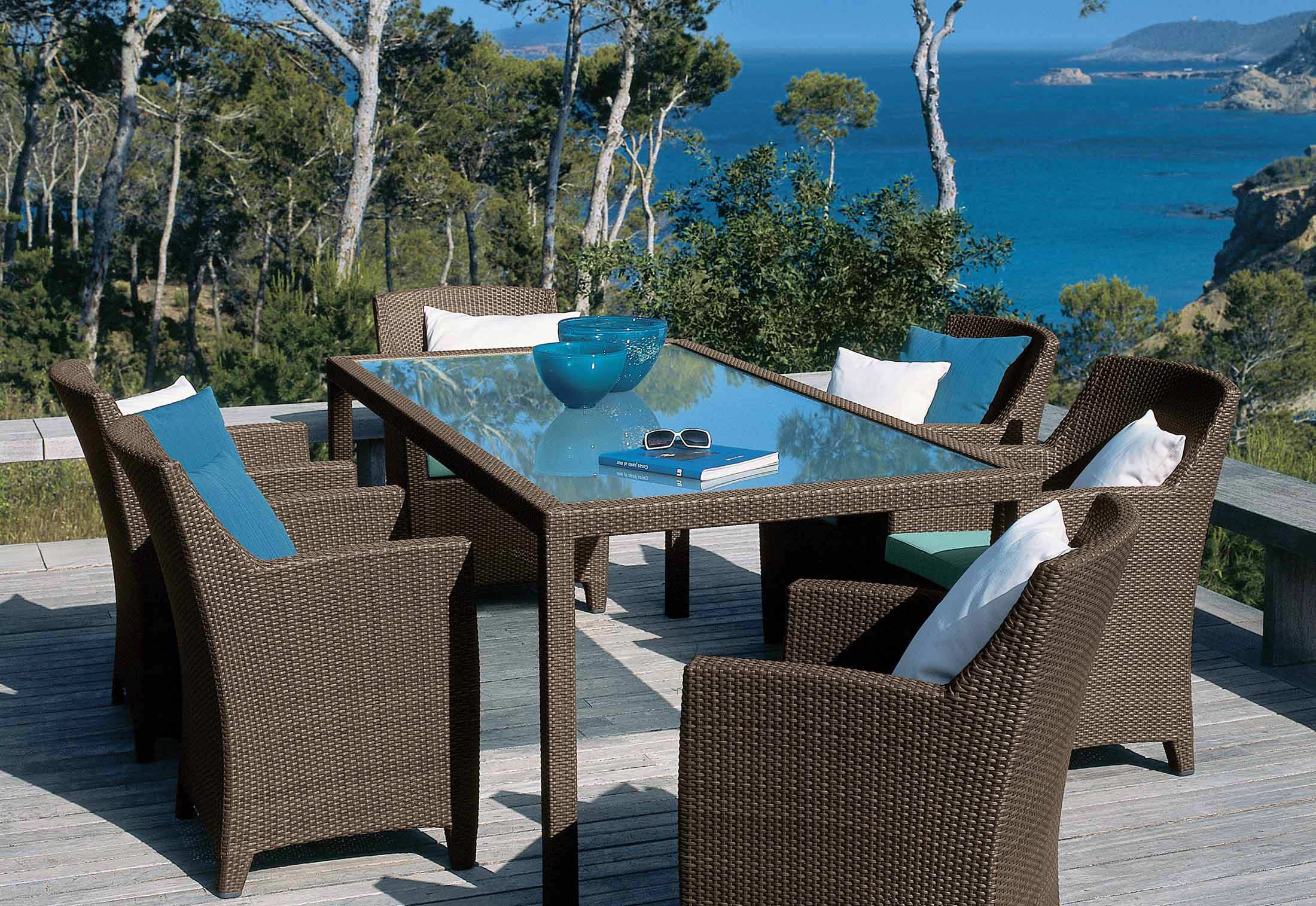 Table en faux rotin et six chaises en osier