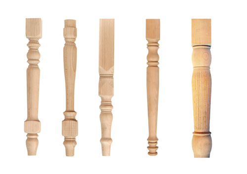 Pieds de meuble en bois clair ciselé