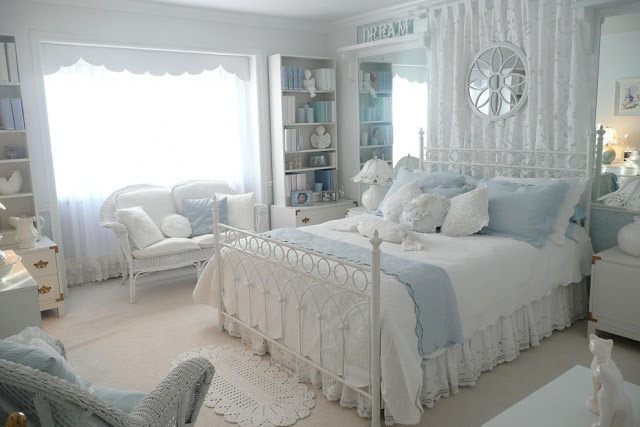 Chambre intérieure lumineuse dans la maison