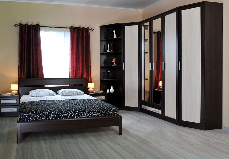 Meubles d'armoires sombres dans la chambre
