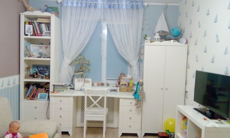 Mobilier blanc confortable pour une pépinière